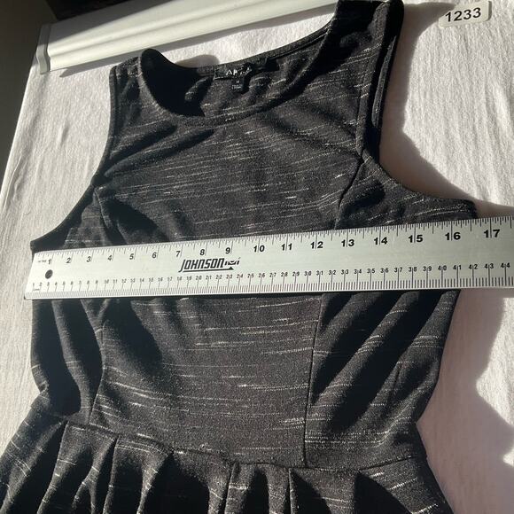 Women’s Sleeveless Crew Neck Knee-length Dress size M, Black - Picture 2 of 9